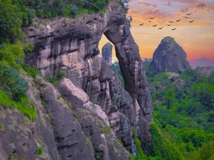 寻梦龙虎山：自然美景引游客争相打卡，成为旅游热门目的地